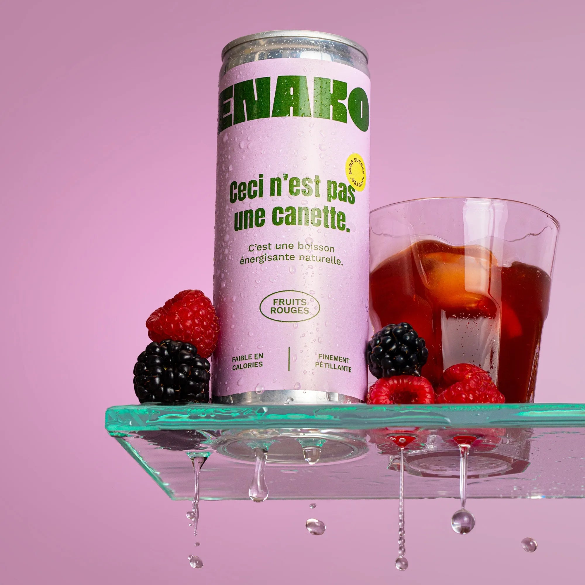 ENAKO boisson énergisante naturelle fruits rouges sans sucre avec verre